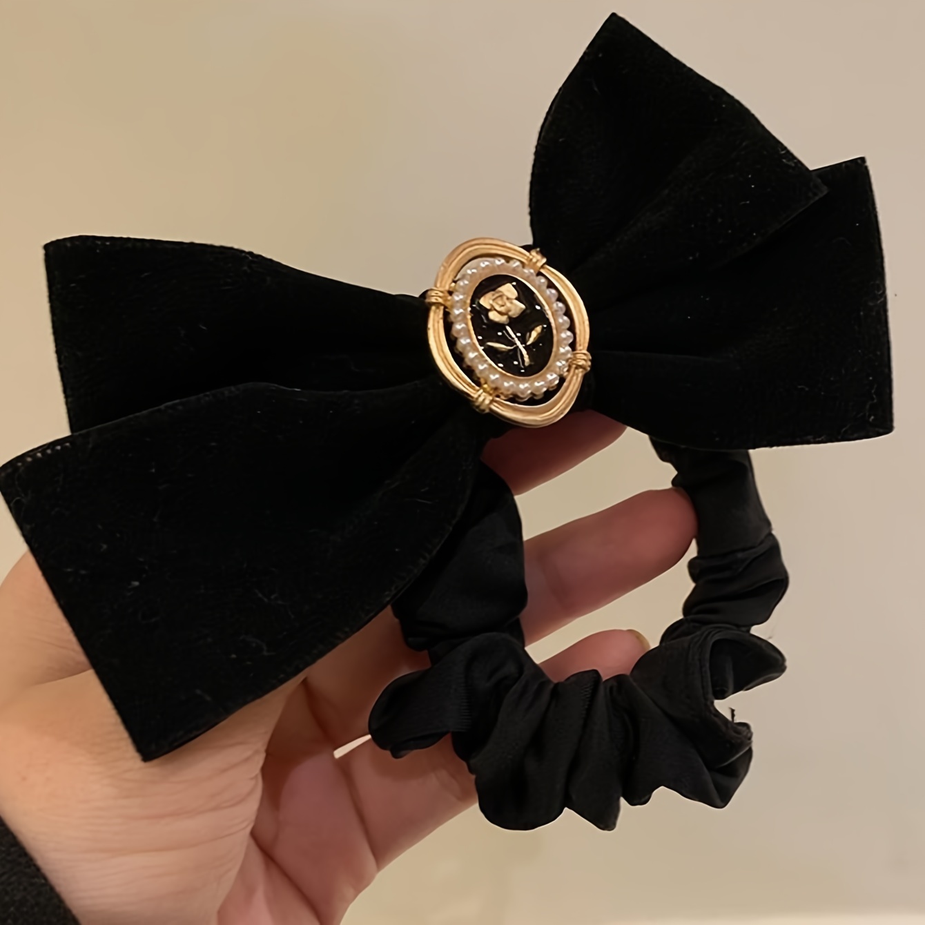 Hair Tie Velvet - Eleganter Samt-Haargummi mit Schleife und goldenem